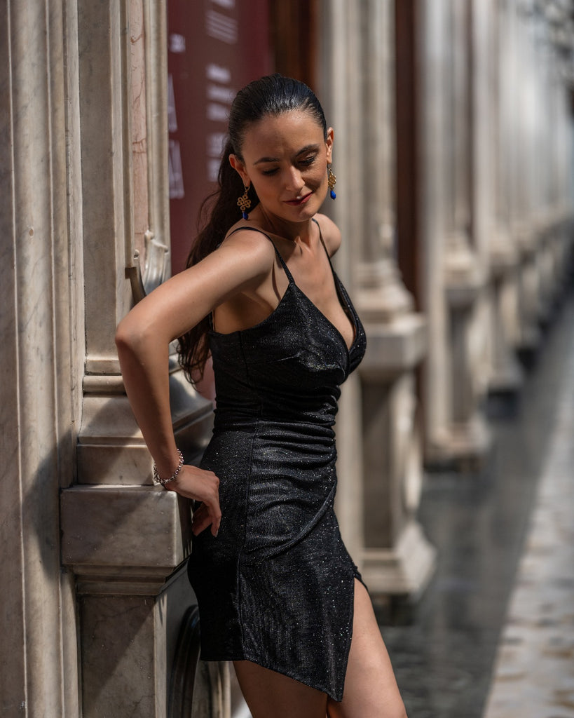 Il Cocktail Dress Nero: Eleganza e Frizzantezza per un Luglio al top